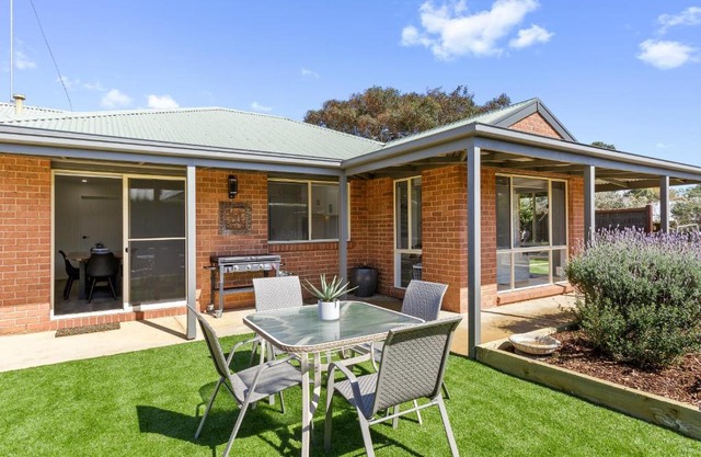 2 Bedroom Unit - Close To The Beach - Free Parking - Free WIFI