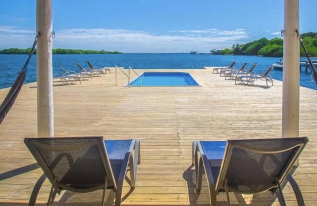 2 Bedroom Villa 2 bath with amazing dock with pool over the ocean!