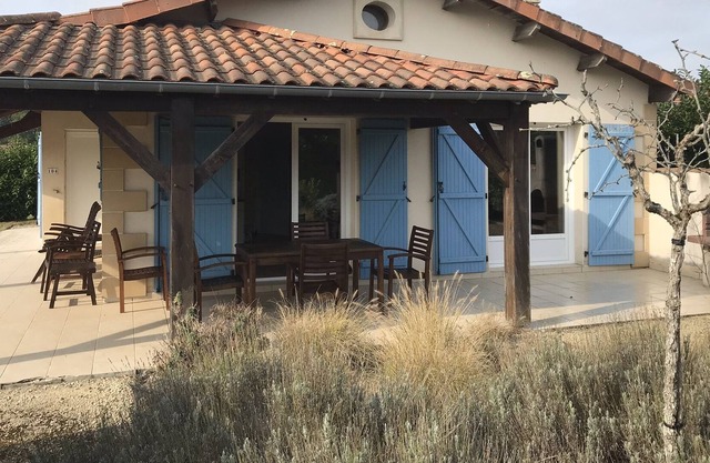 2 Bedroom Villa, close to golf, large shared pool