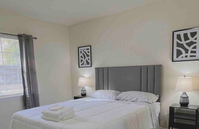 2 bedroom with fenced yard near the ZOO