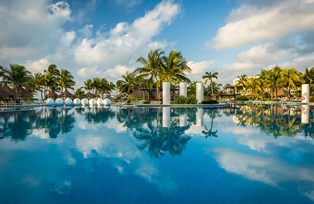 2 bedroom with king size beds and extra sofas spacious living room with 2 sofas