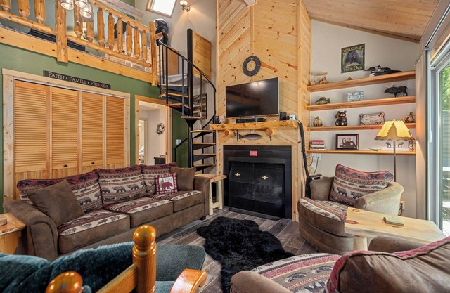 2 Bedroom with Loft - 1 Bathroom Townhome with easy access to Activities