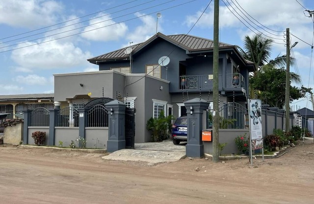 2 Bedrooms, 1 King Bed & 1 Queen Bed, Free Breakfast,WiFi,&Solar. Sleep 4