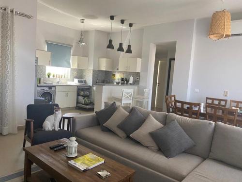 2 Bedrooms Apartment with Pool & Lake Views