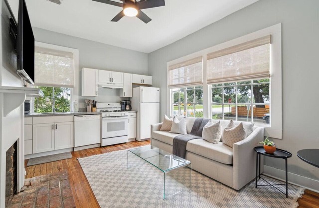 2 Bedrooms - Closet to Park Circle and Downtown!