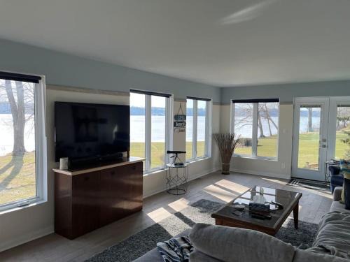 2 Bedrooms Holiday Homes In Deseronto