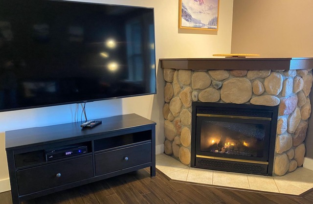 2 Bedrooms Sleeps 4 Adults l A/C