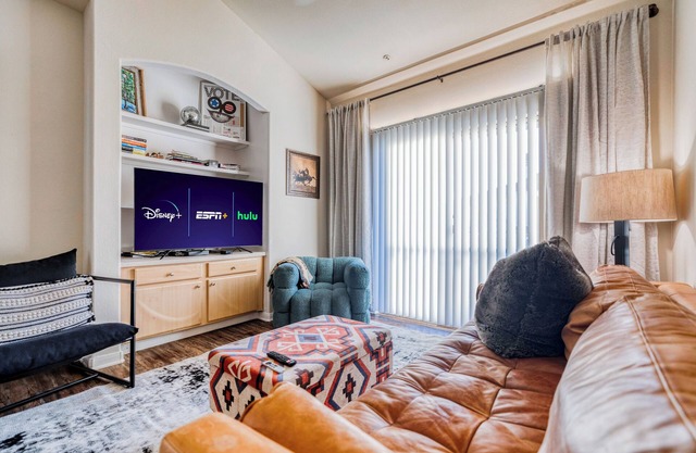 2 Beds - 1 Bath - Pools - HotTub - GYM - Pet friendly - Serene Environment