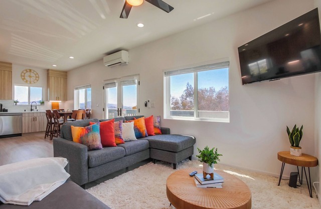 2 beds 2 baths Home with Garage and amazing views near attractions in San Diego