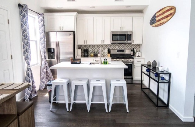 2 Blocks from Beach-Sleeps 16