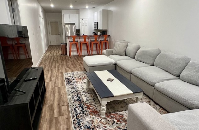 2 blocks to AU business school/ Toomer's Corner- 2 Bd/2 Ba renovated 2023
