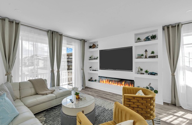 2 Blocks to Beach with Balcony, Game Room and Outdoor Shower