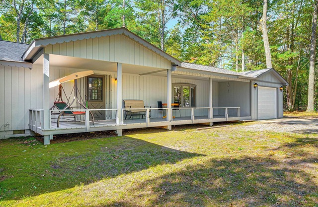 2 Blocks to Boat Ramp: Higgins Lake House w/ Grill
