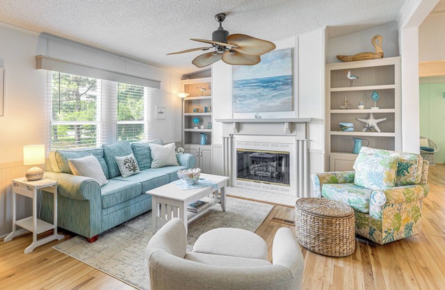 2 Blocks to Crystal Coast: Family-Friendly Retreat