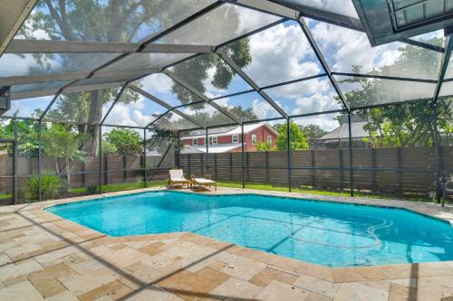 2 Blocks to Golf Course Spacious Tampa Home!