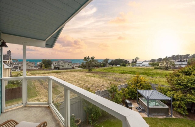 2 Blocks to ocean, steps to beach, ocean view, hot tub, coastal trail, BBQ