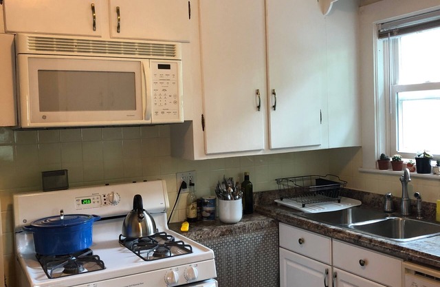2 dormitorios, 1 baño, capacidad para 4 +, amueblado y espacioso apartamento. en el tranquilo suburbio de Boston