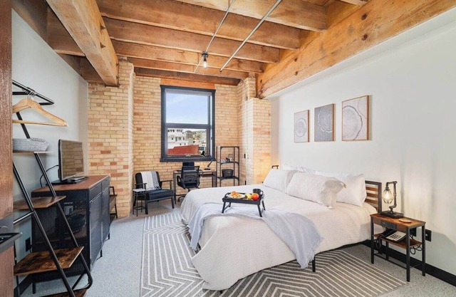 2 BR 2 BA in Canal Park Close to everything!