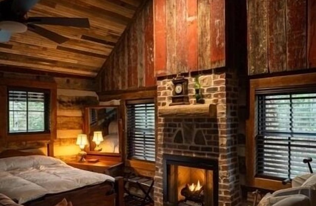Charming 2-BR, 2 1/2 B 1860 log cabin in peaceful setting Rutherfordton WiFi, AC
