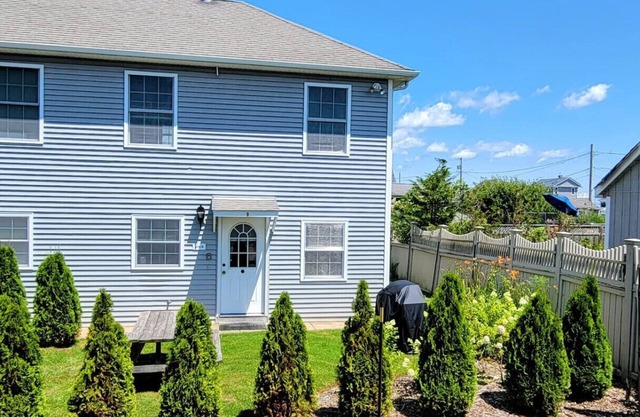 2 BR beach condo, 1 block from shore!