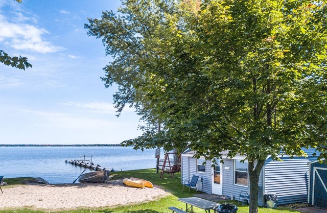 2 BR Cabin Only 7 Steps from the Lake