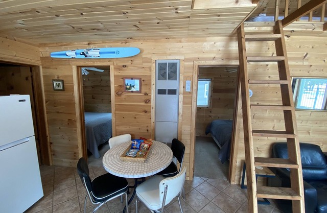 Cabaña con playa privada en Crystal Lake. A pie de tiendas y restaurantes Beulah!
