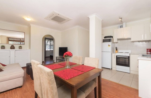 2 BR getaway! 4.8km to CBD & 10km to airport