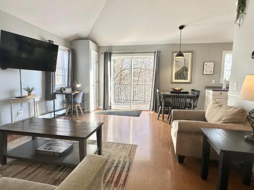 2 BR Home w/Pondside View Backyard [Maine Escape]