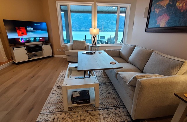 Suite frente al lago en el lago Okanagan con muelle privado, playa y elevador de botes de 5000 lb.