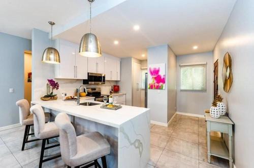 2 BR Pool and Beach Walkable