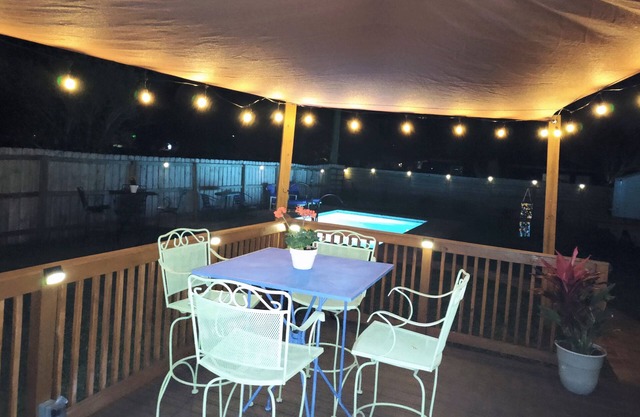 2 BR Private Vac Home near Beaches, Heated Pool, Pet-friendly Backyard w Deck