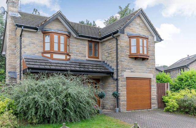 2 Carr Farm Close, GLOSSOP