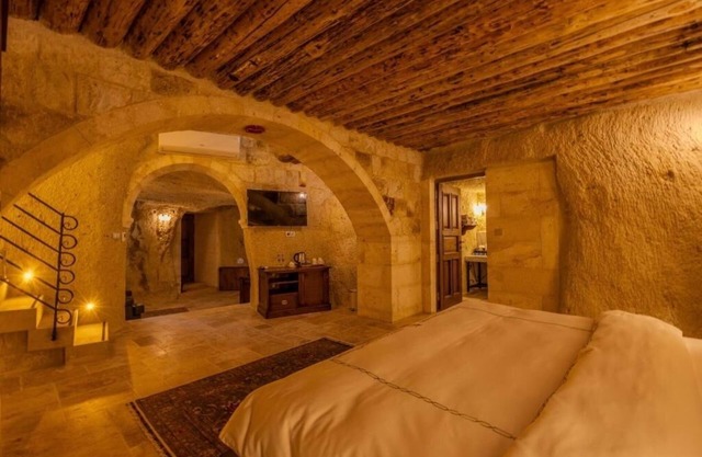 2 Cave Suites Ideal for Family Getaway w/ Stunning Garden & Pool Access