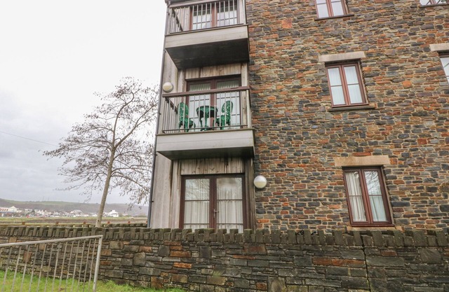 2 CHANDLERS YARD, family friendly in Burry Port