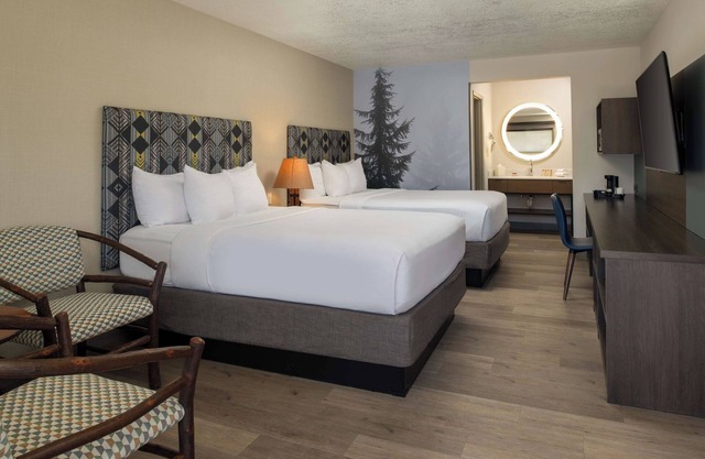 2 Comfortable Units! Pool, Parking, Pets Allowed, Close to Hollywood Beach!