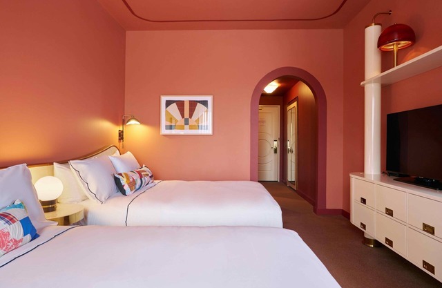 2 Convenient Double Queen Room Near Speed Art Museum! Pets Allowed!