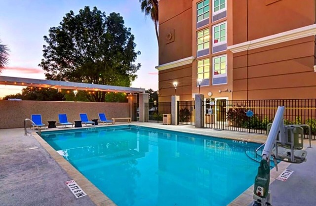 2 Conveniently Located Suites w/ Full Kitchen & Comfort Near Entertainment