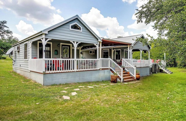 2 Cozy Cabins with Giant Hot Tub, Fire Pits, Fishing, Hiking and more