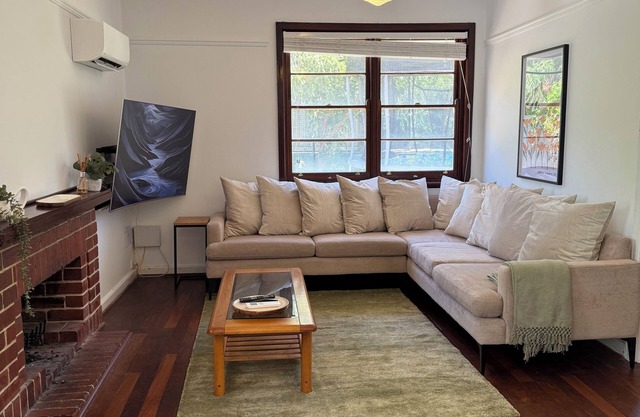 2 Cute Cosy Cottage Mt Claremont Big Garden & Trampoline Sleeps 4