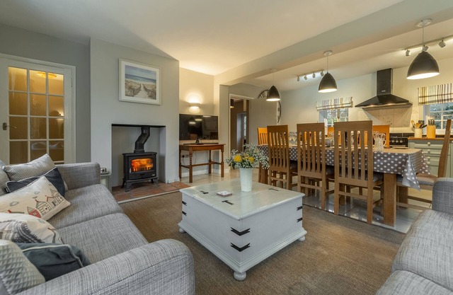 Un magnífico, elegante y lujoso chalet adosado de ladrillo y pedernal.