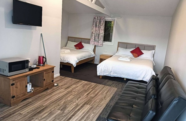 2 double and 1 sofa beds chalet 7D