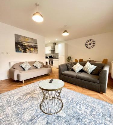 2 Double beds OR 4 Singles, 2 Bathrooms, FREE PARKING, Smart TV's, Close to Gunwharf Quays, Beach & Historic Dockyard