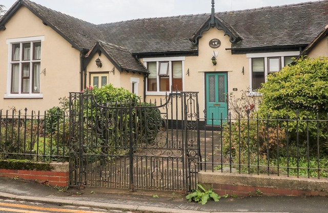 2 DOVE COTTAGE, family friendly, with a garden in Rocester