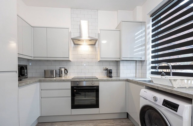 2 Ensuite Bed Home Near Shops
