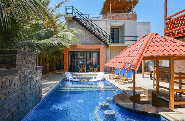 Casa de vacaciones moderna de 2 pisos a una cuadra de la playa