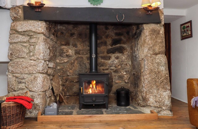 2 FREELAND COTTAGES, pet friendly, with open fire in Moretonhampstead