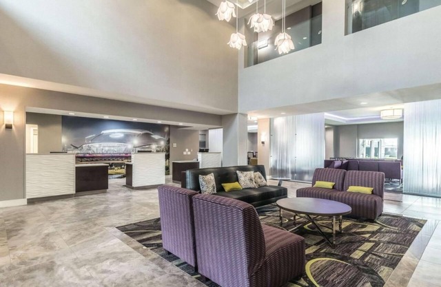2 Full Beds w/ Sleeper Sofa, La Quinta Inn, Free Shuttle to Six Flags, 2 Units