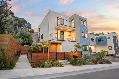 2 Homes in San Clemente by AvantStay Sleeps 26, Steps from Sunset Cliffs, Ocean Beach & Dining