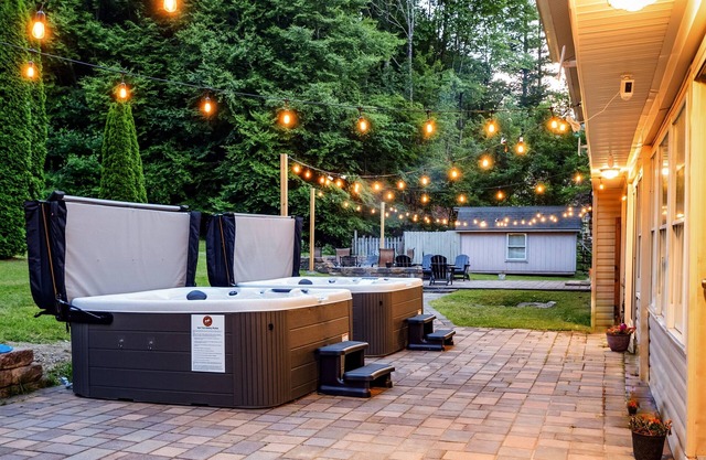 2 Hot Tubs, Pool, Fire Pit, 9 Ensuite Bathrooms, Game Room, Trails, Sleeps 25!