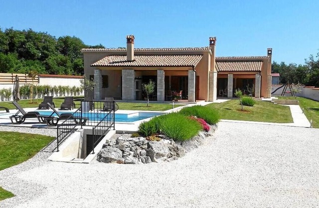 2 vacation houses with pool and 4 bedrooms on the east coast of Istria